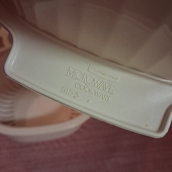 RUBBERMAID MICROWAVE COOKWARE 4 PC STACKING SET - Picture 7 of 8